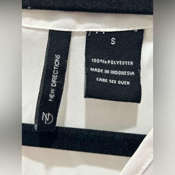 Sleeveless Button Up Top - Picture 7 of 7